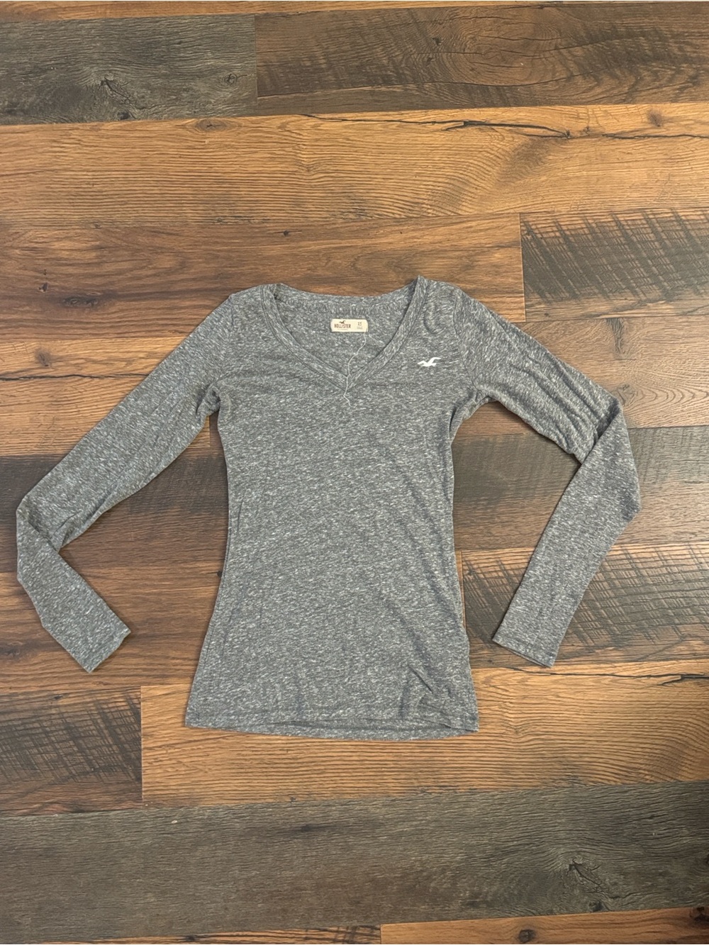 Hollister Women's Gray Heather Long-Sleeve V-Neck Tee